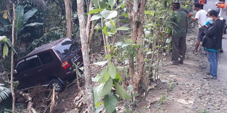 Mobil terjun jurang