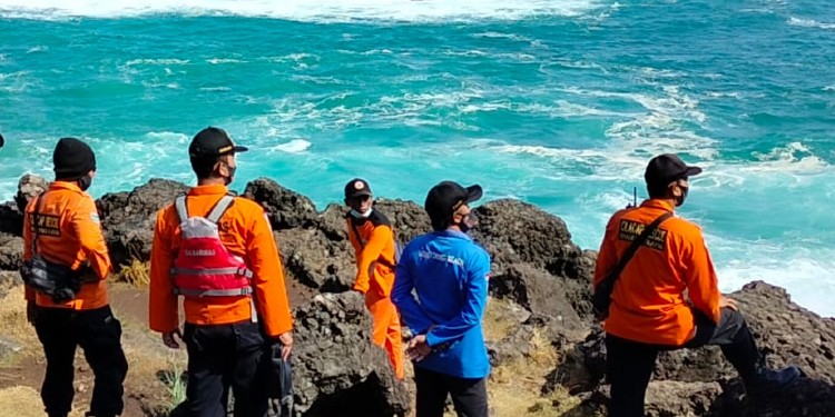 tenggelam pantai menganti