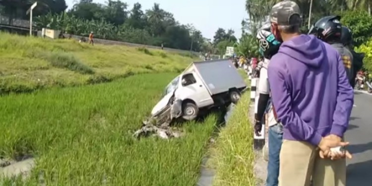 Mobil masuk sawah