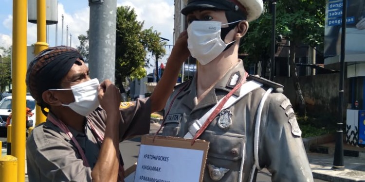 masker patung polisi