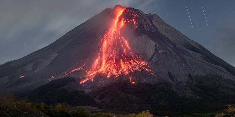 Guguran lava Gunung Merapi