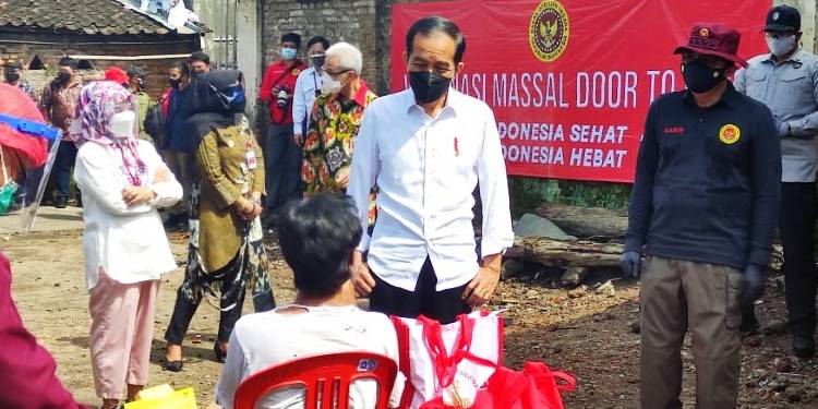 Jokowi tinjau vaksinasi Jateng