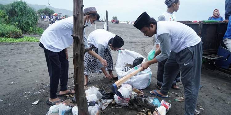 santri bersih parangtritis