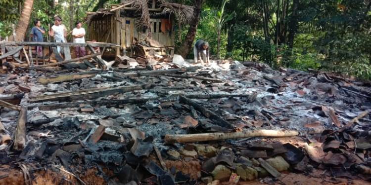 rumah ludes terbakar