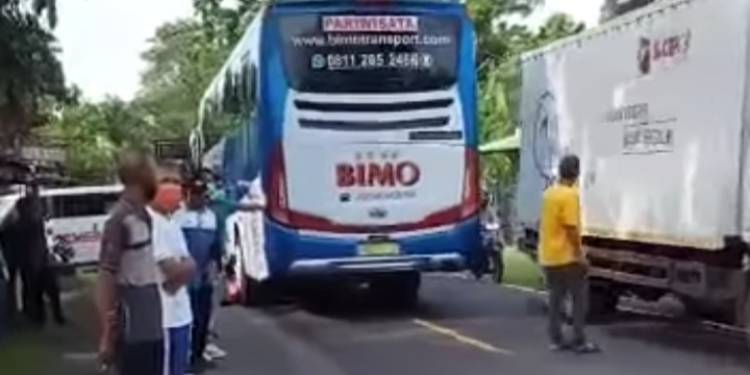 bus kecelakaan di bantul