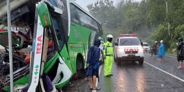 kecelakan bus pariwisata jogja