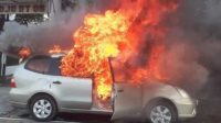 mobil terbakar