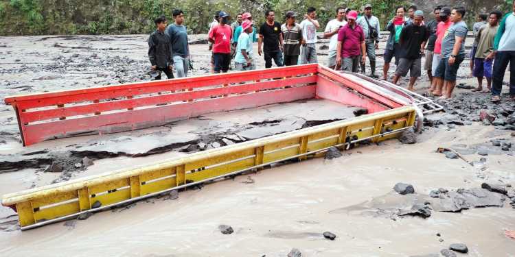 truk pasir merapi