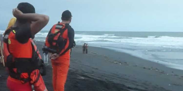 pencarian korban di pantai congot