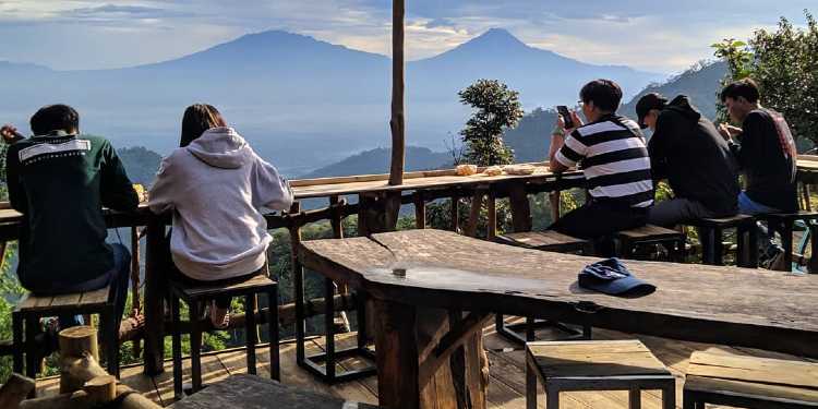 pengunjung bukit ngisis kulon progo