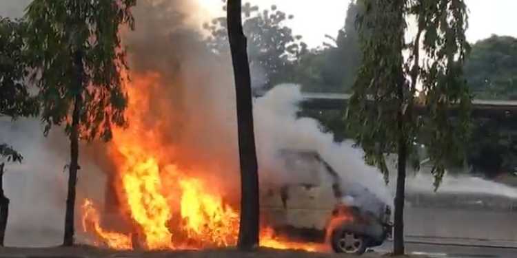 mobil terbakar di monjali