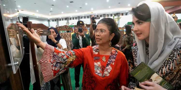 Arumi Bachsin di Festival Batik 2022 Jogja