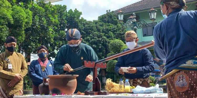 Jamasan Tombak Kyai Wijoyo Mukti di Kompleks Balai Kota Yogyakarta