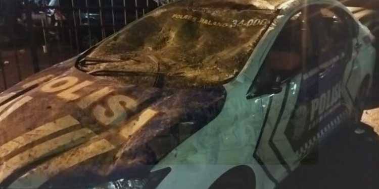 mobil polisi rusak dalam bentrok suporter bola di Malang