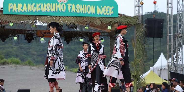 Parangkusumo Fashion Week