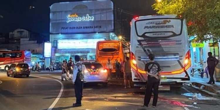 parkir bus pinggir jalan jogja