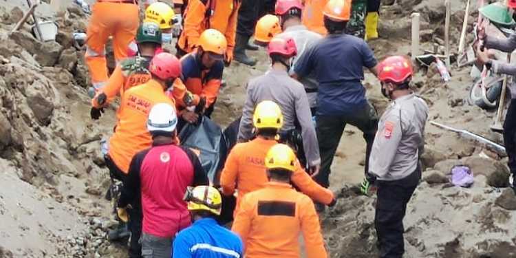 evakuasi korban longsor sleman