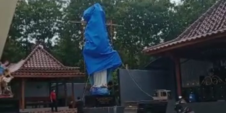 Patung Bunda Maria Ditutup Terpal