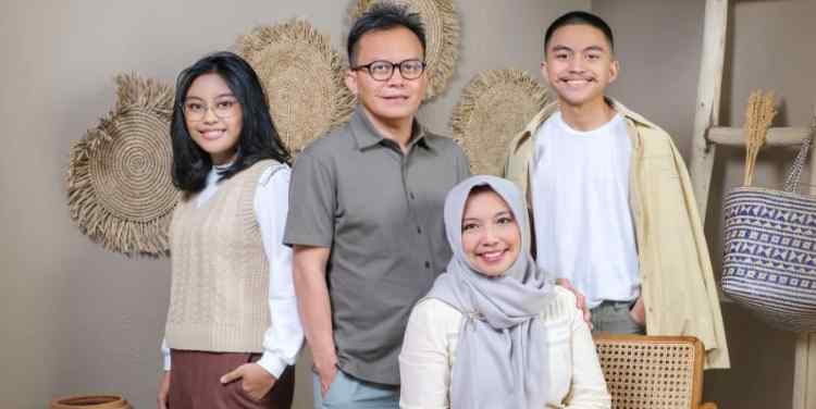 Prof toni Toharudin bersama istri dan anak
