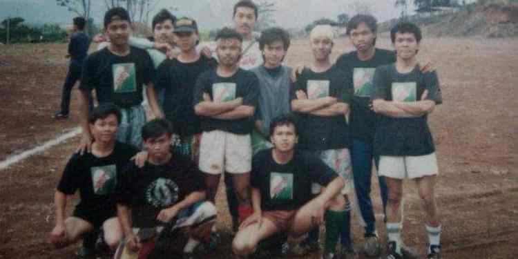 masa kecil toni toharudin (tengah, baju abu-abu) di kampung halaman tasikmalaya jabar