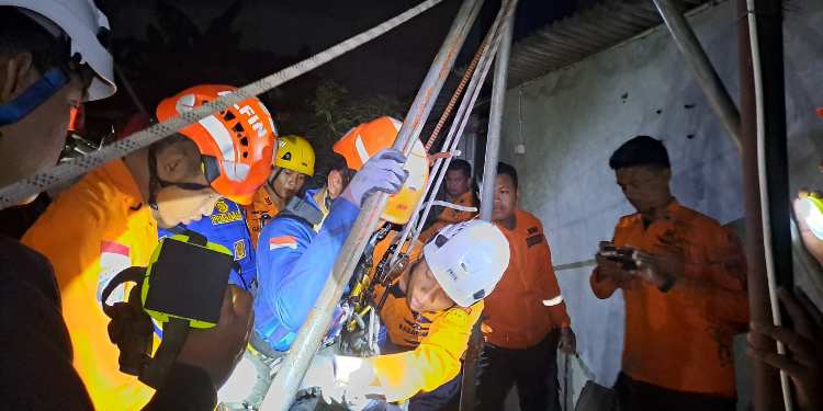 evakuasi korban masuk sumur