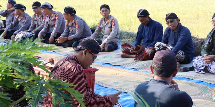 polisi dan petani