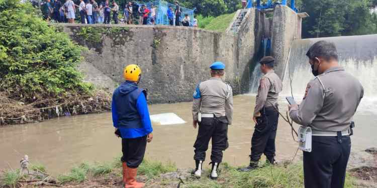 mobil masuk sungai