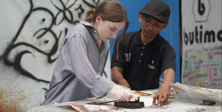 mahasiswa inggris belajar batik