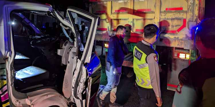 pikap tabrak truk