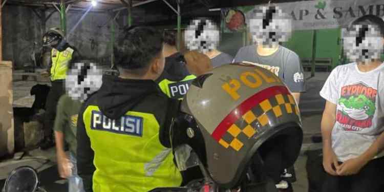 remaja bawa celurit