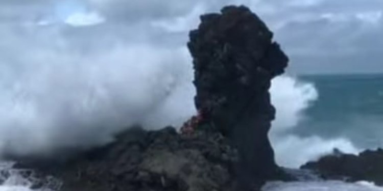 ombak tinggi pantai siung