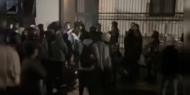 massa datangi rumah eko patrio