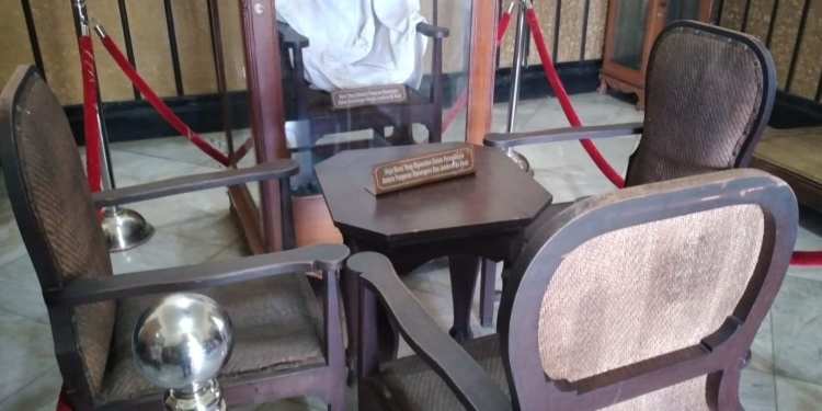meja kursi diponegoro