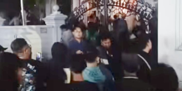 rumah uya kuya dijarah