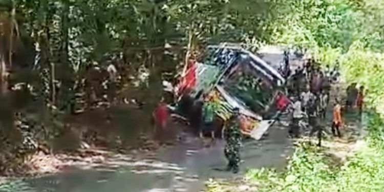 bus tersesat di hutan