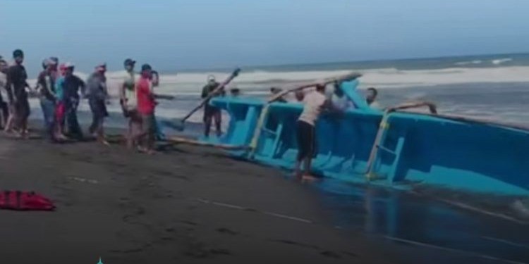 perahu terbalik