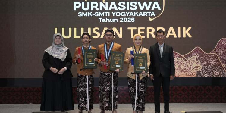 wisuda smk smti